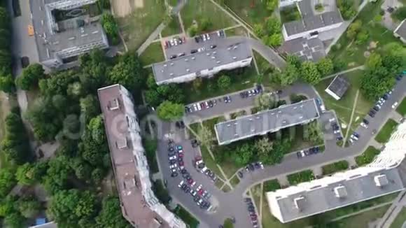 四架直升机飞过城市屋顶和停车场向前看视频的预览图