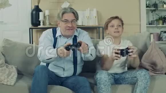 爷爷和爷爷在家玩电子游戏视频的预览图