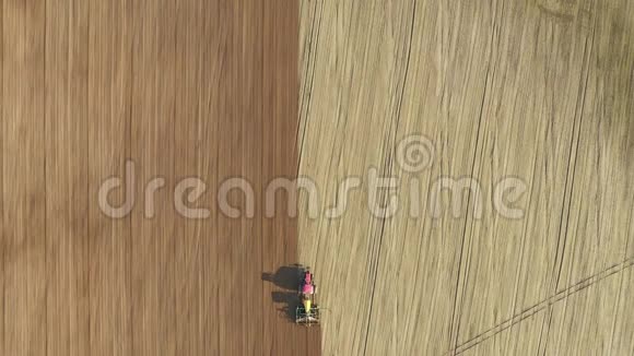 农田粮食作物的拖拉机和播种机种子视频的预览图