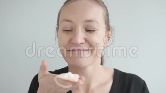 一个快乐的女人在家里做一个面具视频的预览图
