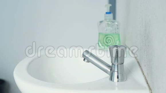 人们用肥皂洗手以保护冠状病毒大流行视频的预览图