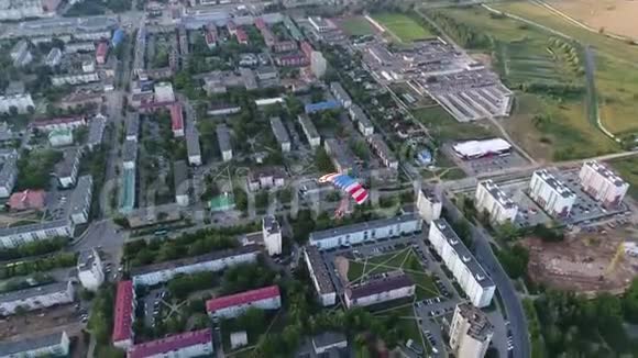 在城市上空悬挂滑翔机飞行视频的预览图