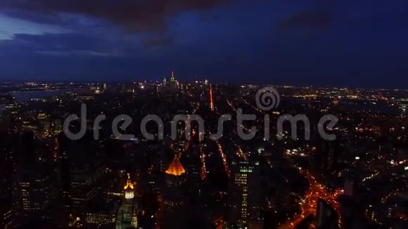 空中4k拍摄纽约市中心摩天大楼和塔楼在夜间明亮的绳索惊人的天际线视频的预览图