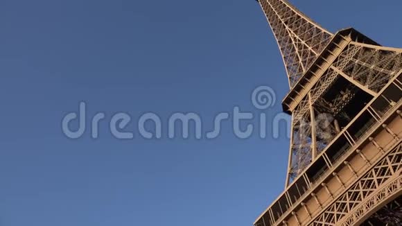 4K之旅法国埃菲尔铁巴黎欧洲著名的塔楼纪念碑塔景地标视频的预览图