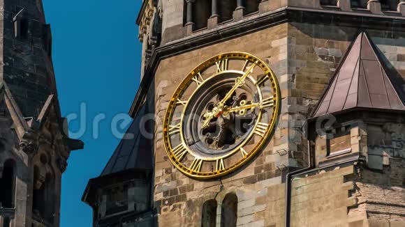柏林德国五月2019年著名的凯撒威廉纪念教堂与时钟的时间推移视图视频的预览图