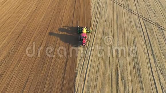 农村气田中粮食作物种子的拖拉机犁种子植物视频的预览图