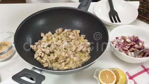 在煎锅上切碎大蒜和鸡肉视频的预览图