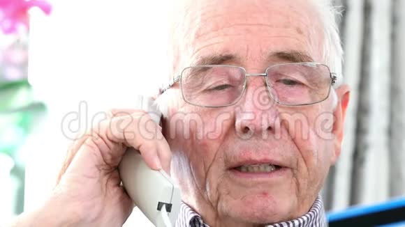 老人在电话中提供信用卡详细信息视频的预览图