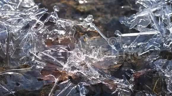 冰和水在一条小河里解冻冬天视频的预览图