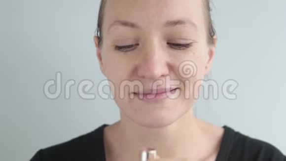 一个女人用淡口红涂嘴唇视频的预览图