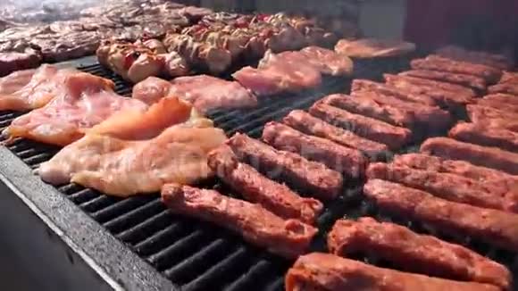 4烧烤煎香肠烤肉汉堡和猪肉视频的预览图