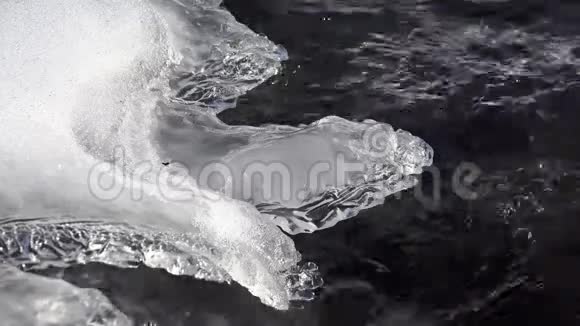 4K河上的霜花冬天的小溪冰冻的雪冰冰的山溪视频的预览图
