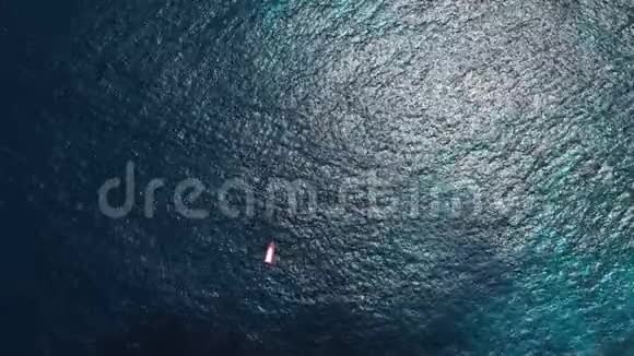 周末从无人机美丽的天气与平静的海洋和阳光从上面的船上俯瞰漂浮的游艇视频的预览图