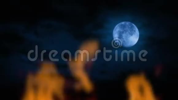 火和月亮在夜晚视频的预览图