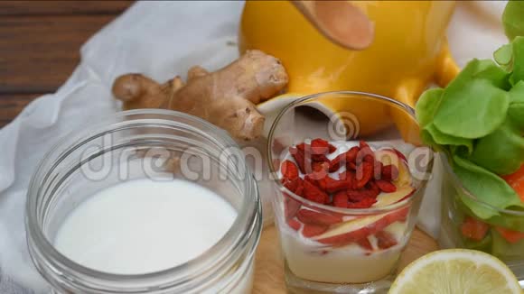 健康早餐或小吃餐清洁排毒节食凯菲酸牛奶或酸奶与新鲜水果和绿色蔬菜视频的预览图