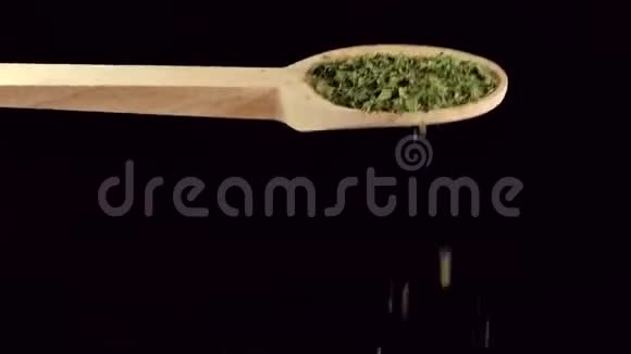 一勺香菜叶子香料和食品成分视频的预览图
