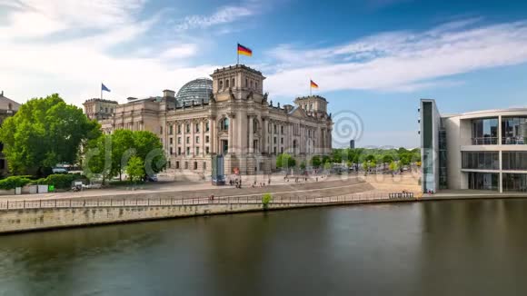 柏林德国五月2019年柏林城帝国大厦河边氛围的时间推移视图视频的预览图