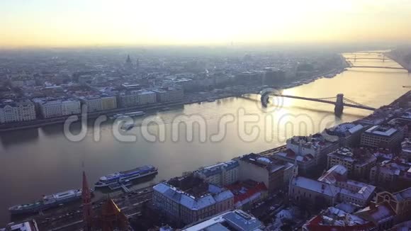 匈牙利布达佩斯4K空中镜头关于无人驾驶飞机飞越布达佩斯与塞切尼链桥和多瑙河在冬季时间视频的预览图