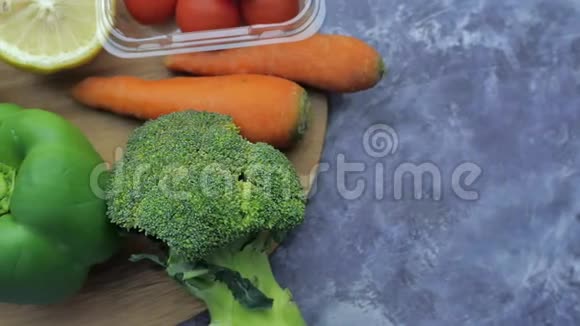砧板上的新鲜蔬菜视频的预览图