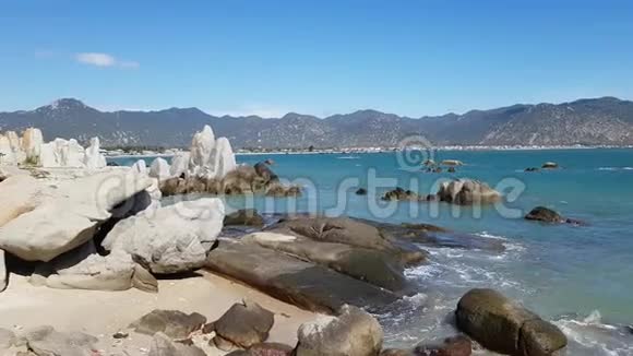 海景有巨大岩石的天堂海滩视频的预览图