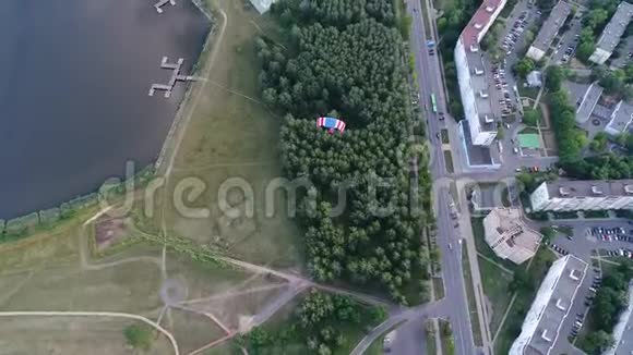在城市上空悬挂滑翔机飞行从空中射出视频的预览图
