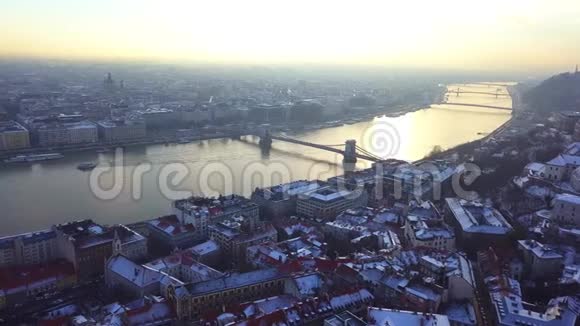 匈牙利布达佩斯4K空中镜头关于无人驾驶飞机飞越布达佩斯与塞切尼链桥和多瑙河在冬季时间视频的预览图