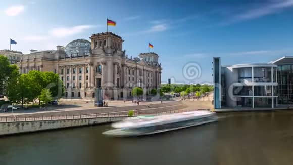 柏林德国五月2019年柏林城帝国大厦河边氛围的时间推移视图视频的预览图