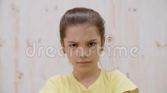 肖像愤怒的少女在演播室里看镜头特写脸严肃的女孩看着不高兴的镜头视频的预览图
