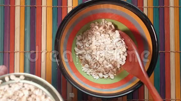碗里的燕麦片健康的饮食理念视频的预览图