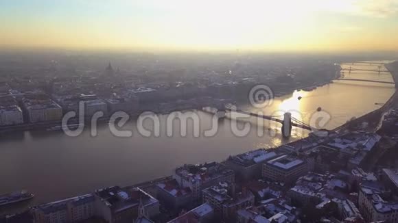 匈牙利布达佩斯4K空中镜头关于无人驾驶飞机在布达佩斯与塞切尼链桥和多瑙河冬季飞行视频的预览图