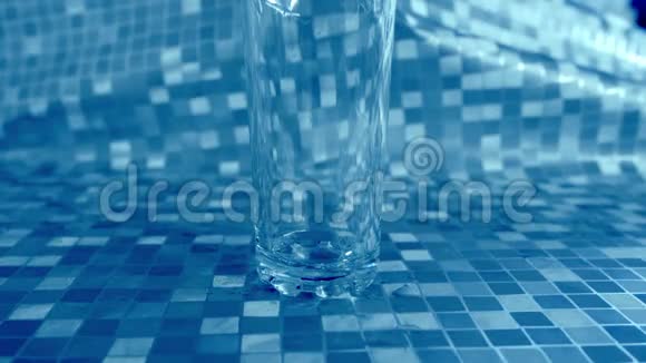 将水倒入玻璃前景蓝背景视频的预览图
