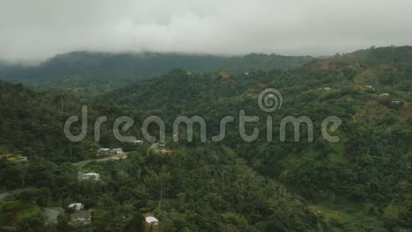 空中瞄准波多黎各山区视频的预览图