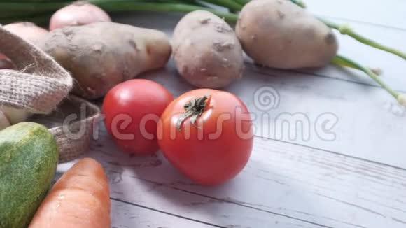 把新鲜蔬菜放在砧板上视频的预览图