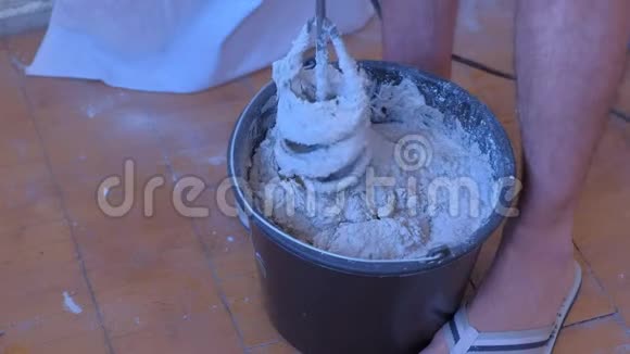 搅拌机搅拌水泥灰泥在桶内使用电动搅拌机特写视图视频的预览图