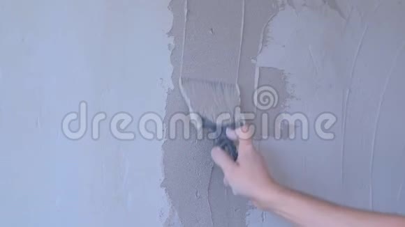 石膏人闪闪发光的墙与腻子石膏对齐墙壁使用视频的预览图
