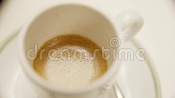在一家很棒的意大利餐厅里喝一杯好的咖啡视频视频的预览图