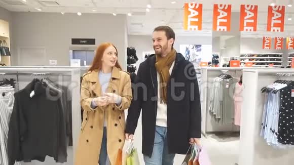 商场购物的过程年轻的新婚夫妇在购物中心挑选礼物视频的预览图