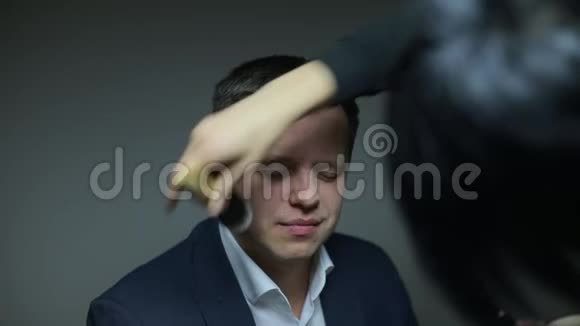 在男人脸上化妆视频的预览图