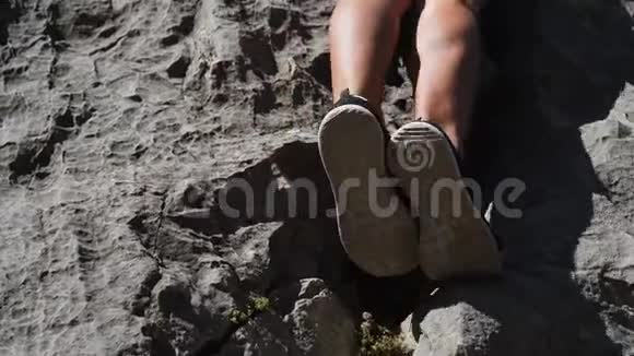 夏天攀岩登山者的腿很难向上移动到顶端视频的预览图