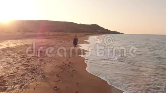快乐的女人在沙滩上奔跑视频的预览图
