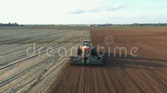 用播种机将小麦种子播撒在农田施肥的土壤中视频的预览图