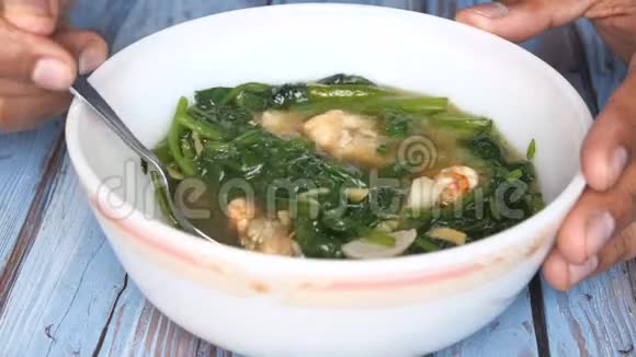 菠菜清汤配王虾鱼视频的预览图
