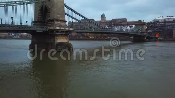 匈牙利布达佩斯4K空中镜头关于无人驾驶飞机在Szechenyi链桥与布达城堡皇家宫殿升空视频的预览图