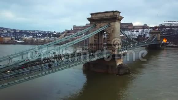匈牙利布达佩斯4K空中镜头无人机飞行的Szechenyi链桥与布达城堡皇家宫殿背景视频的预览图