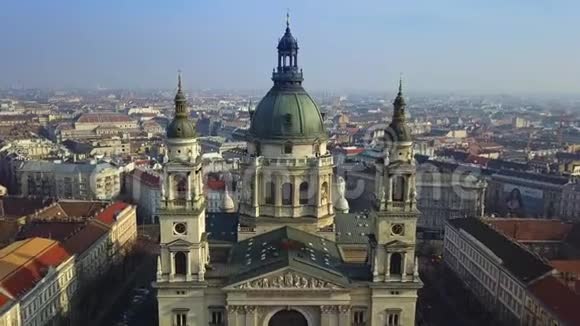 匈牙利布达佩斯无人驾驶飞机飞越美丽的圣斯蒂芬巴西利卡上空的4K空中镜头视频的预览图