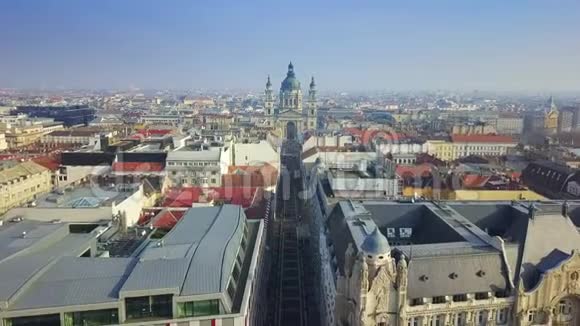 匈牙利布达佩斯4K无人驾驶飞机在Zrinyi街上空接近圣斯蒂芬巴西利察视频的预览图