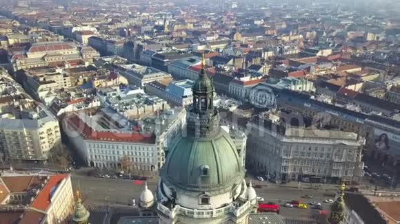 匈牙利布达佩斯4K无人驾驶飞机在冬季从圣斯蒂芬巴西利卡起飞的空中镜头视频的预览图