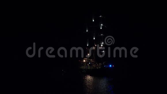 晚上可欣赏游艇观光晚上可欣赏海港的帆船灯光视频的预览图