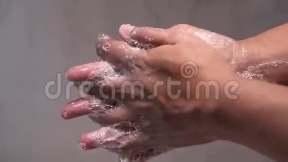 冠状病毒大流行预防用肥皂温水洗手视频的预览图