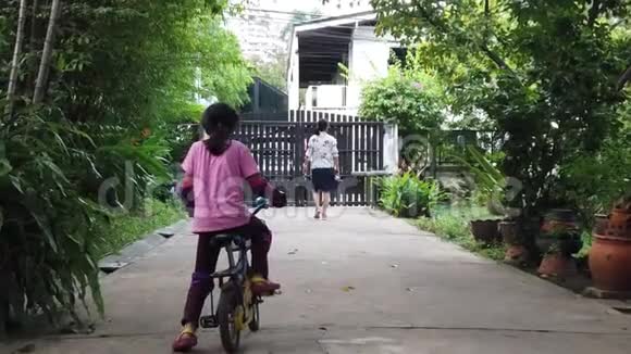 小女孩学着骑自行车妈妈走在前面时摔倒了视频的预览图